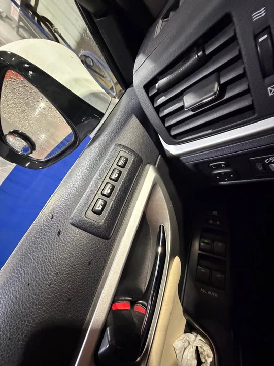 2011 Lexus CT - Image 11 of 20