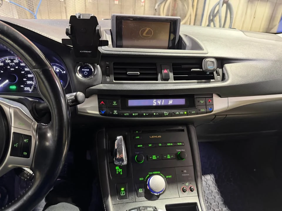 2011 Lexus CT - Image 10 of 13
