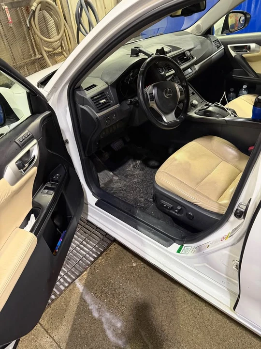 2011 Lexus CT - Image 12 of 13