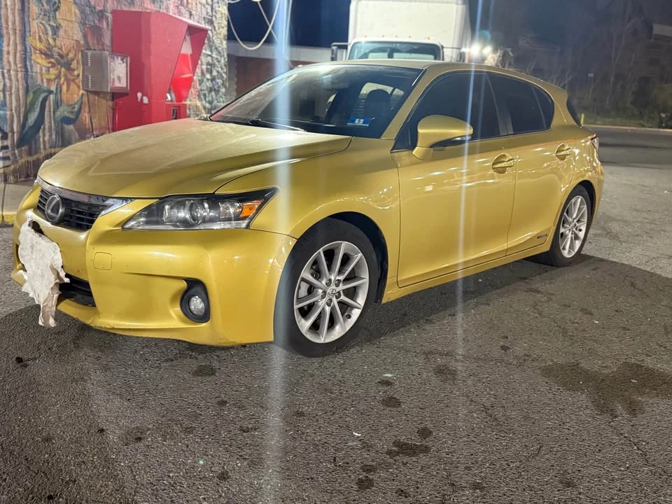 2011 Lexus CT - Image 2 of 10