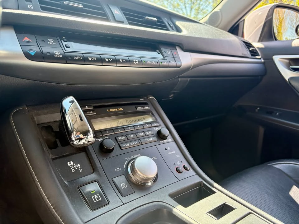 2011 Lexus CT - Image 16 of 19