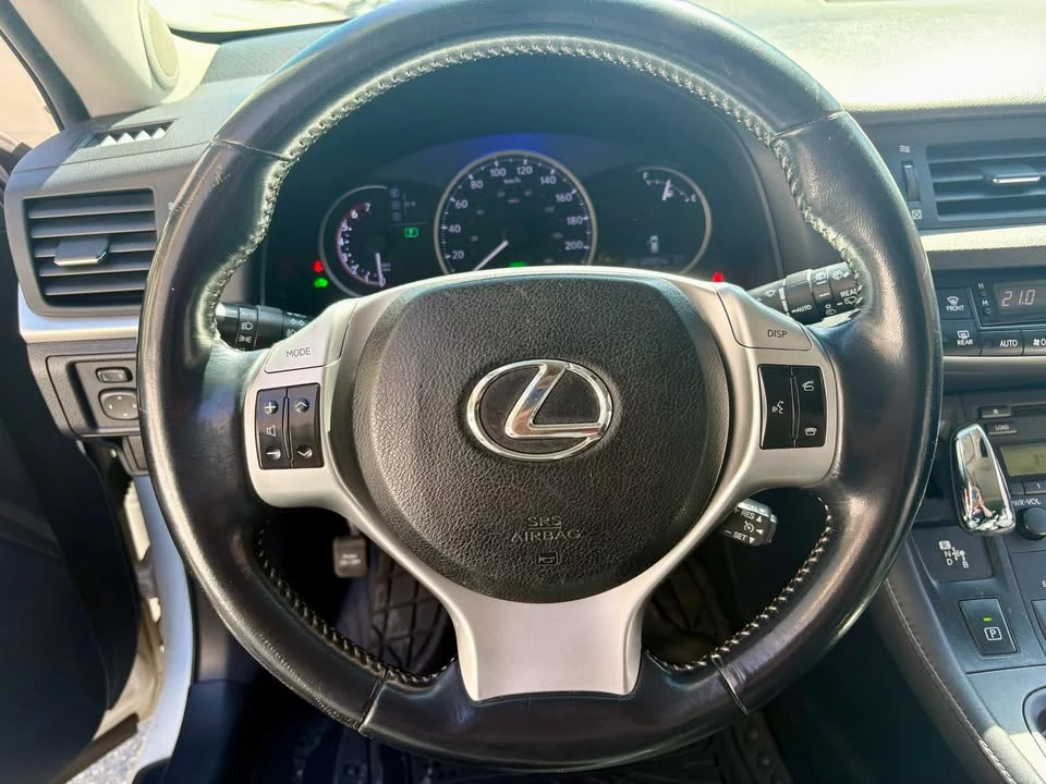 2011 Lexus CT - Image 10 of 19
