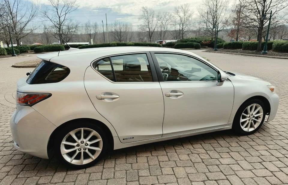 2011 Lexus CT - Image 16 of 17