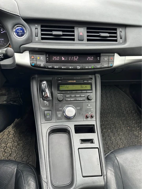 2011 Lexus CT - Image 18 of 20