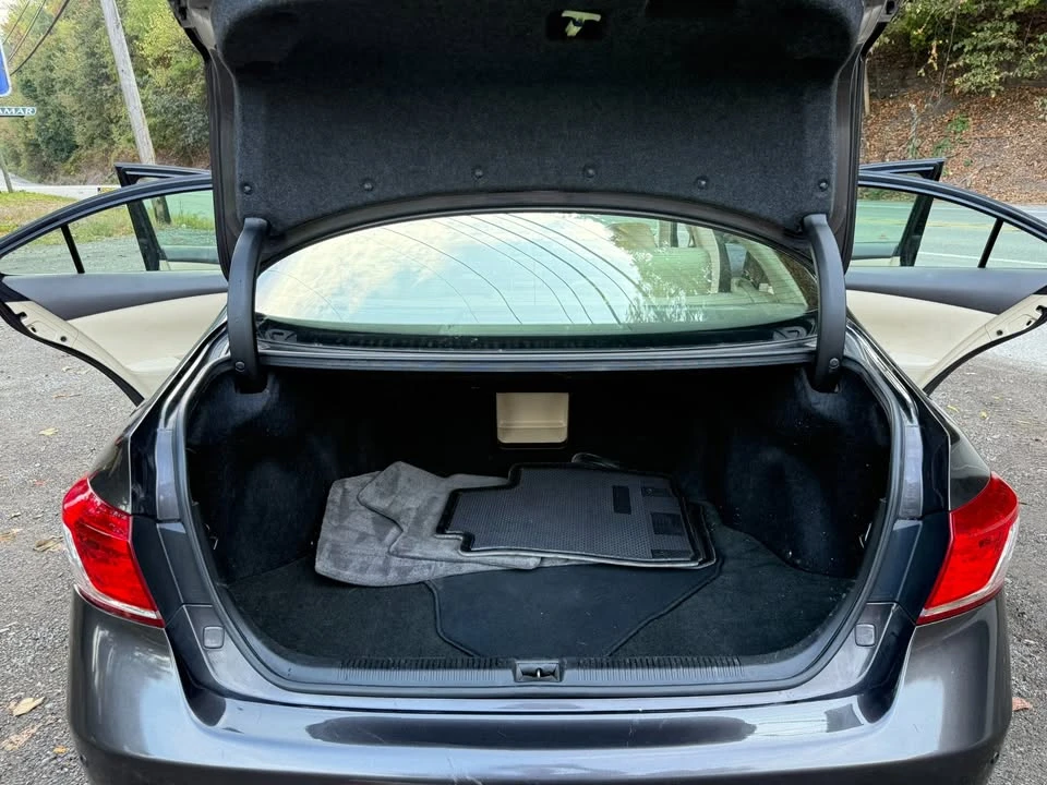 2011 Lexus ES 4th Gen - Image 13 of 19