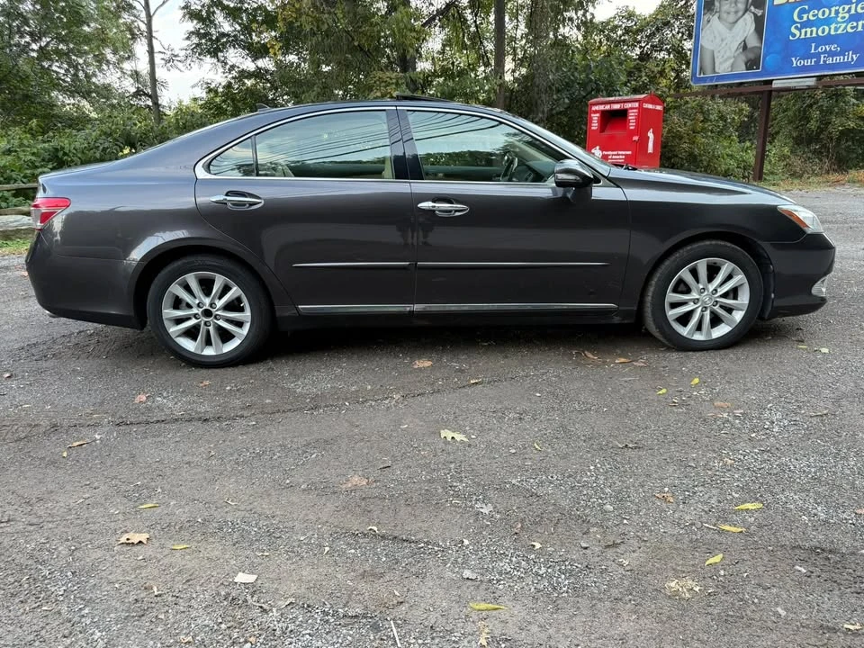 2011 Lexus ES 4th Gen - Image 4 of 19