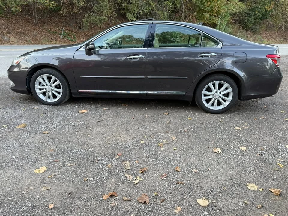2011 Lexus ES 4th Gen - Image 8 of 19