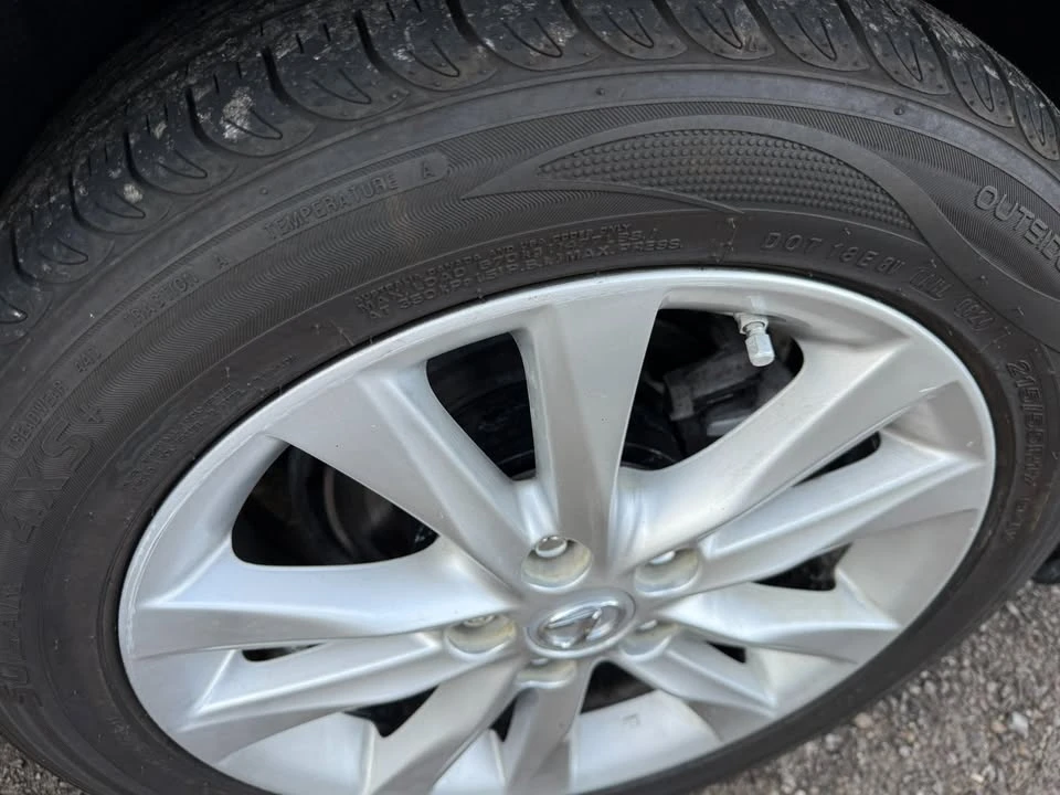 2011 Lexus ES 4th Gen - Image 9 of 19