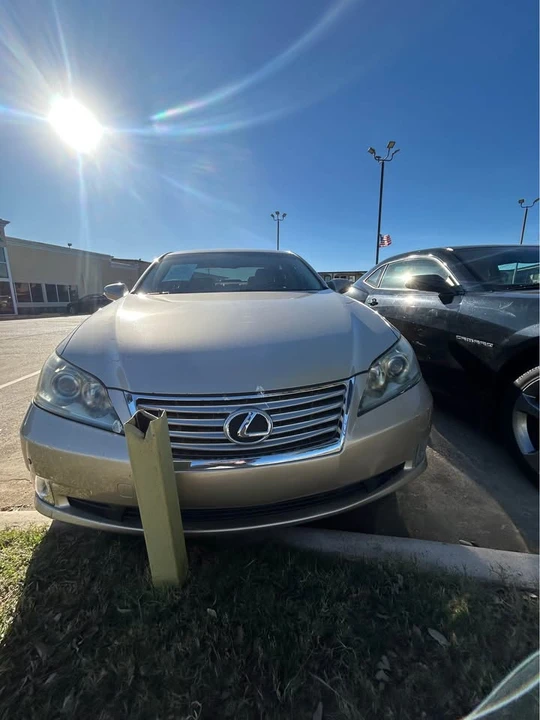 2011 Lexus ES 4th Gen - Image 2 of 13