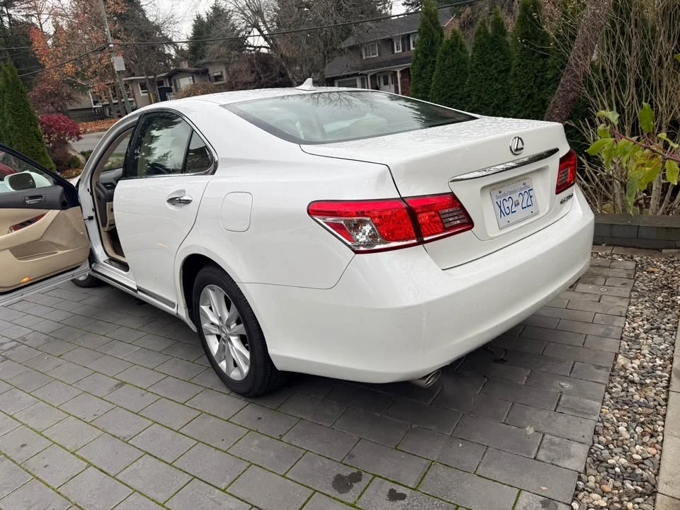 2011 Lexus ES 4th Gen - Image 4 of 5
