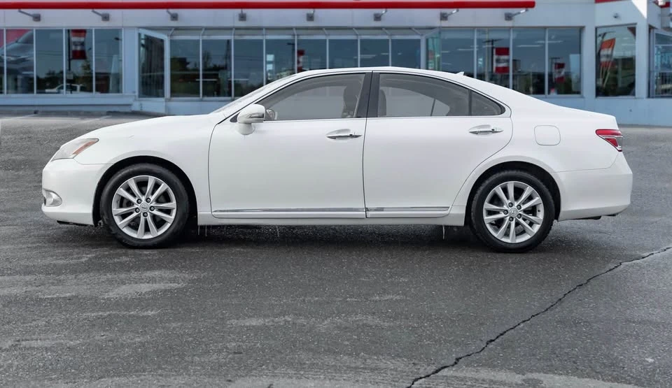 2011 Lexus ES 4th Gen - Image 2 of 16