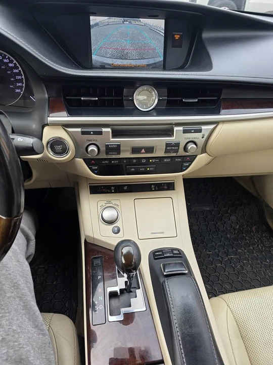 2011 Lexus ES 5th Gen - Image 11 of 12