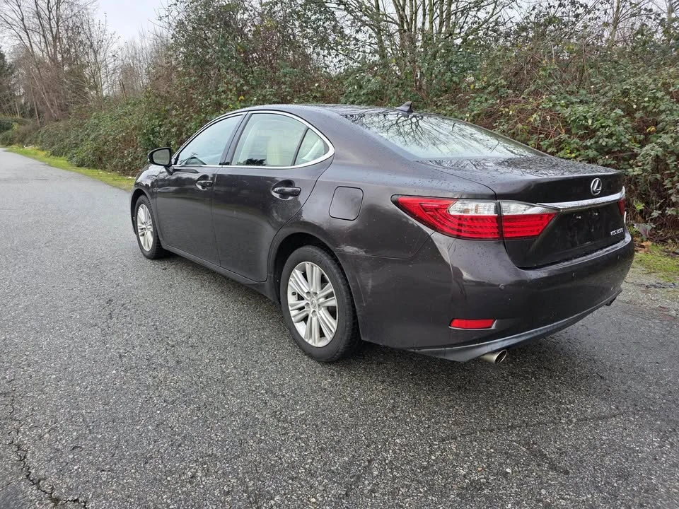 2011 Lexus ES 5th Gen - Image 5 of 12