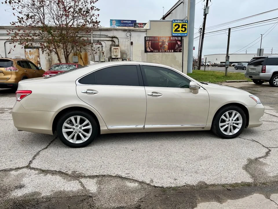 2011 Lexus ES 5th Gen - Image 9 of 15