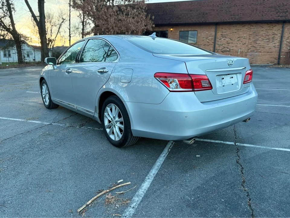 2011 Lexus ES 4th Gen - Image 4 of 18