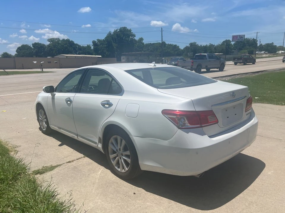 2011 Lexus ES 4th Gen - Image 5 of 17