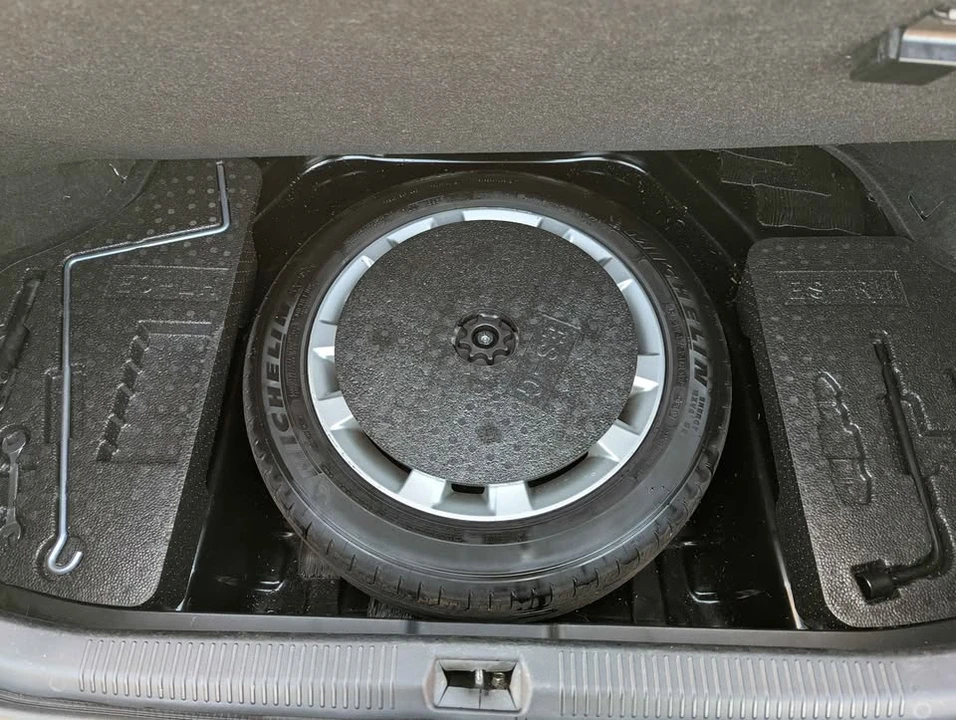 2011 Lexus ES 4th Gen - Image 11 of 16