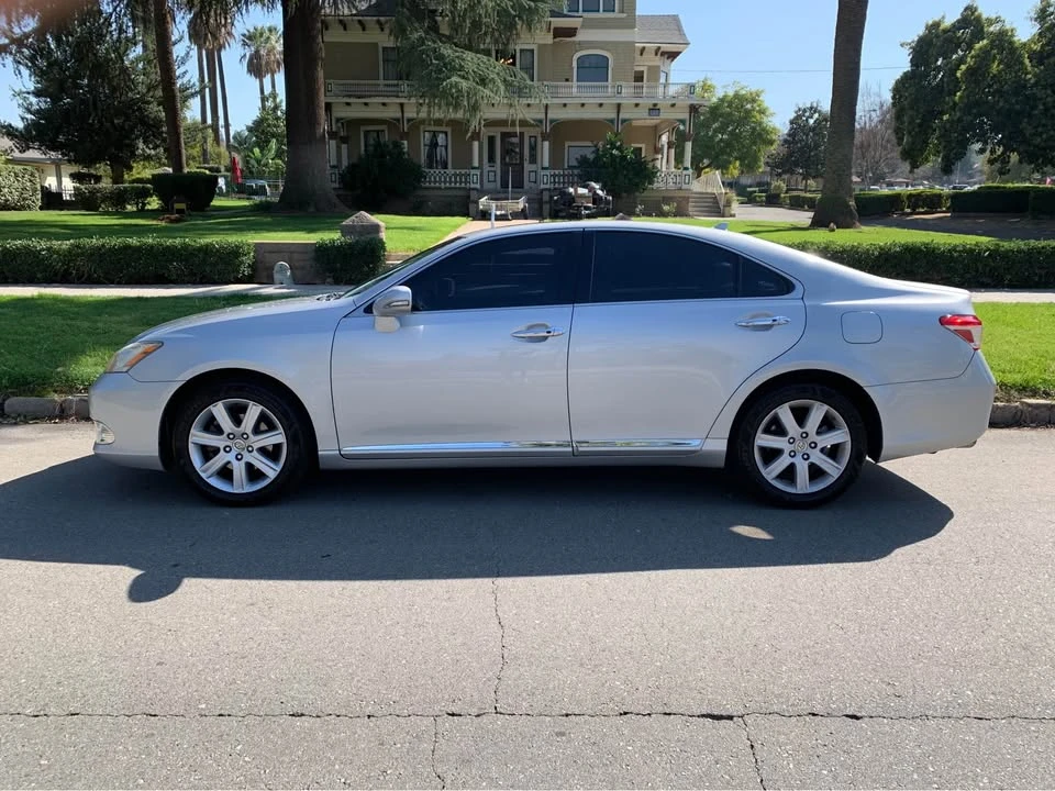 2011 Lexus ES 4th Gen - Image 2 of 12