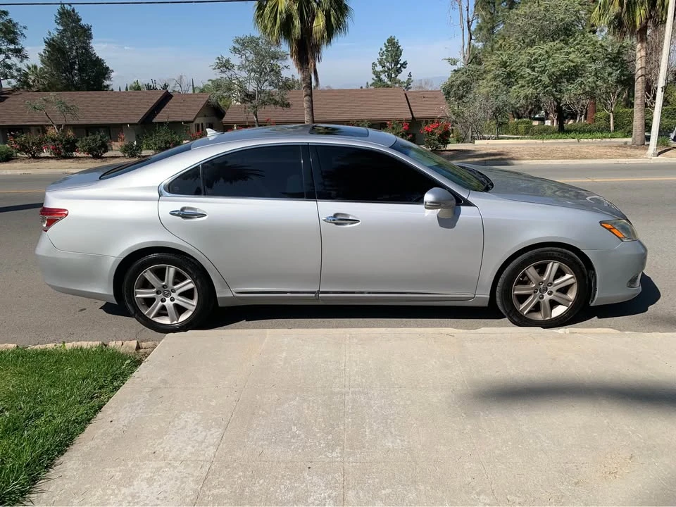 2011 Lexus ES 4th Gen - Image 4 of 12