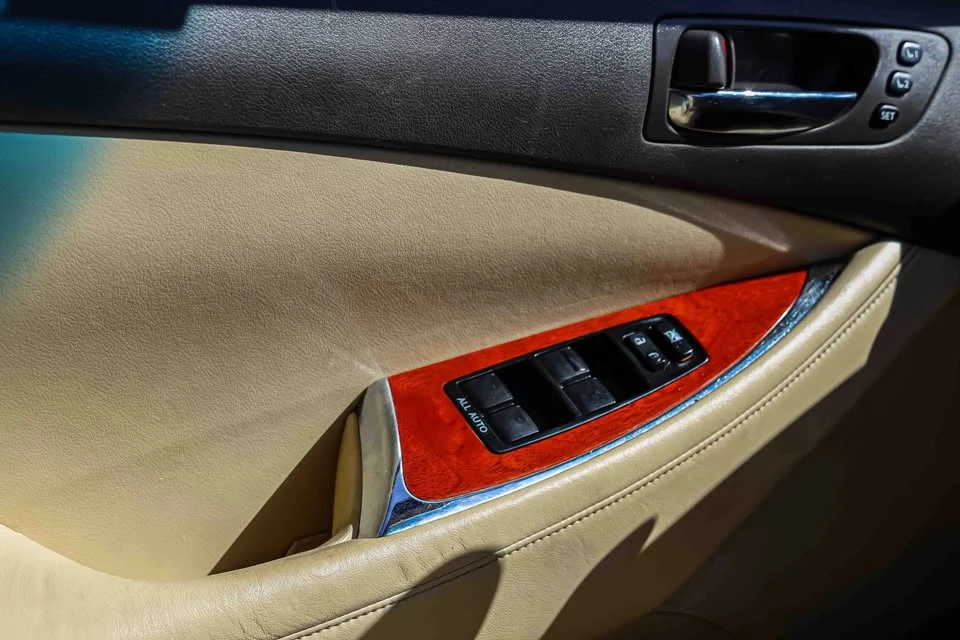 2011 Lexus ES 5th Gen - Image 14 of 20