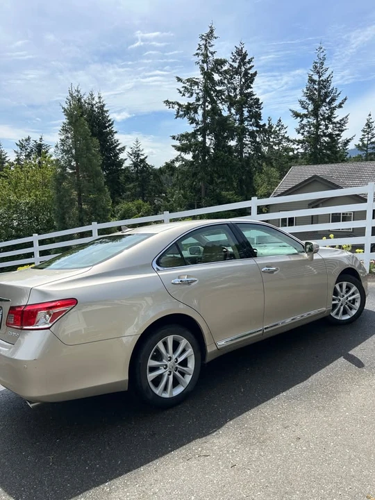 2011 Lexus ES 5th Gen - Image 2 of 10