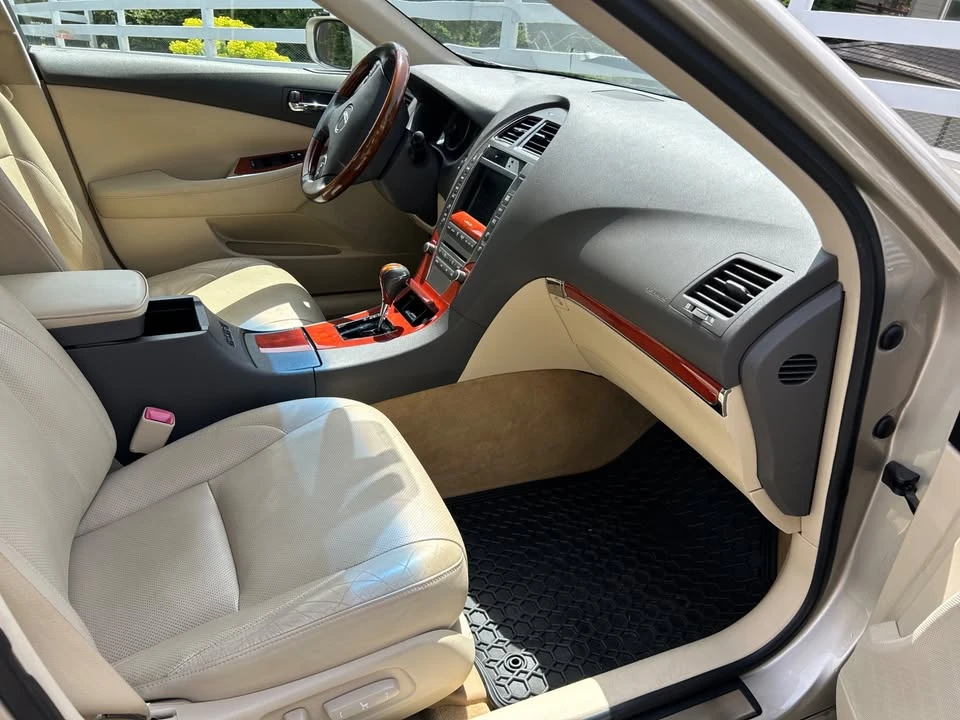 2011 Lexus ES 5th Gen - Image 6 of 10