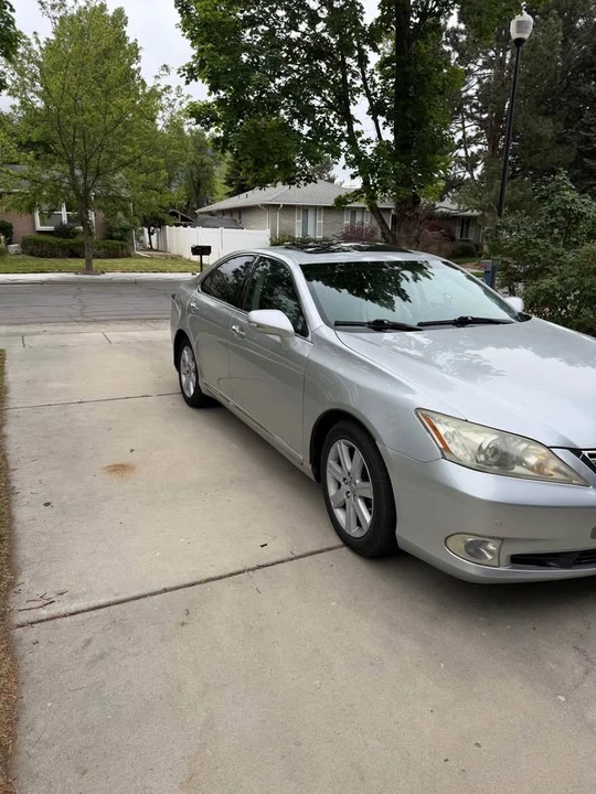 2011 Lexus ES 5th Gen - Image 2 of 8