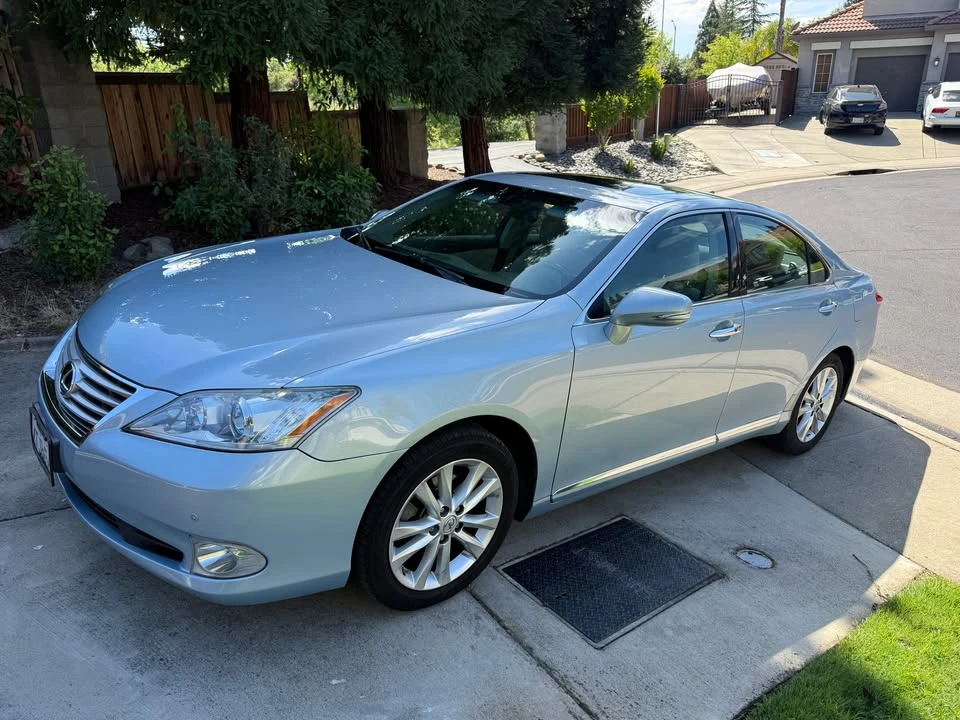 2011 Lexus ES 5th Gen - Image 2 of 13