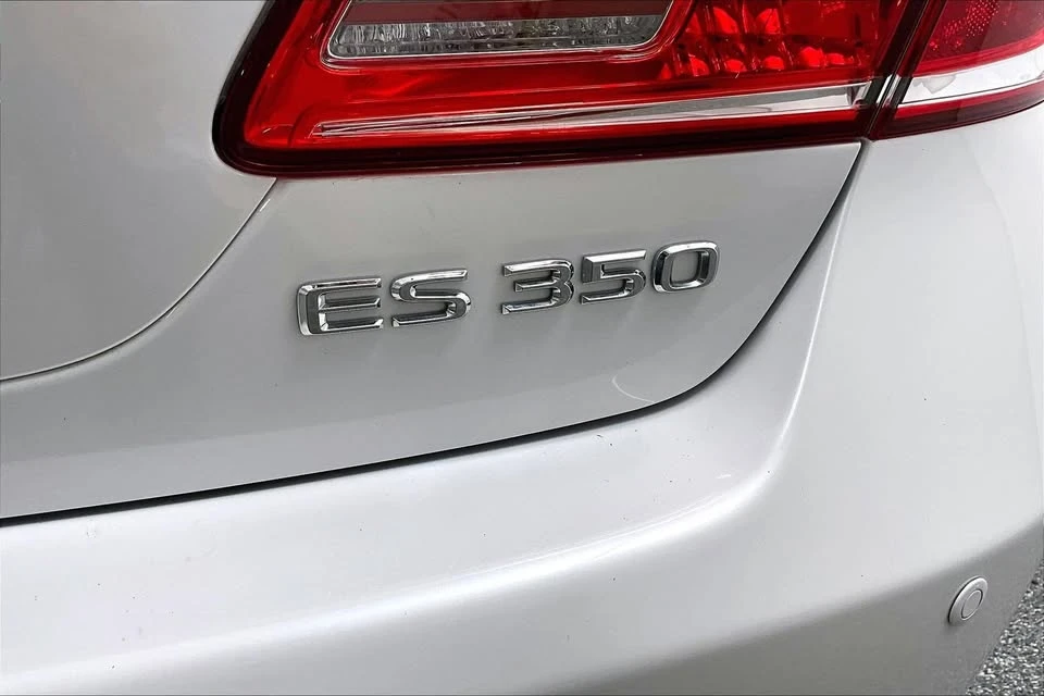 2011 Lexus ES 5th Gen - Image 18 of 19