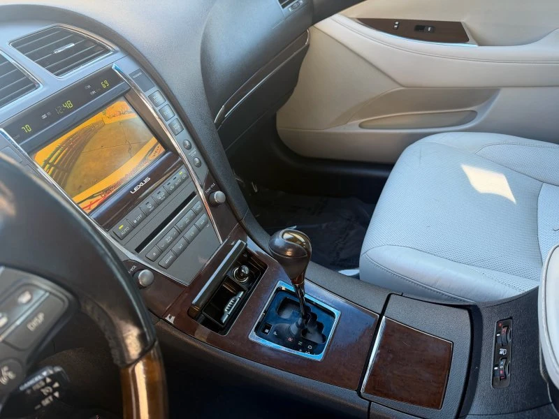 2011 Lexus ES 4th Gen - Image 11 of 17