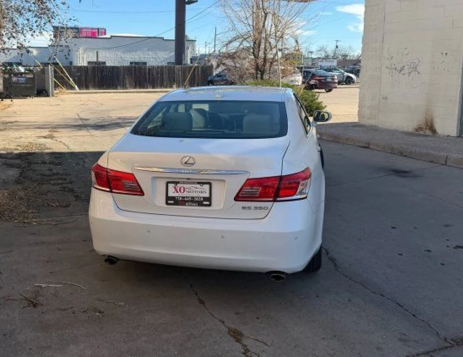 2011 Lexus ES 4th Gen - Image 5 of 17