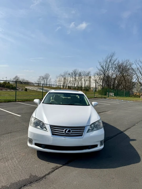 2011 Lexus ES 5th Gen - Image 2 of 9