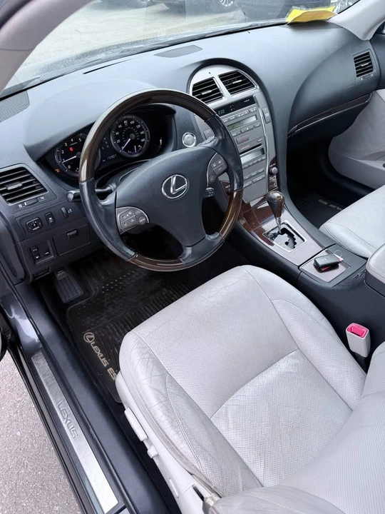 2011 Lexus ES 5th Gen - Image 9 of 19