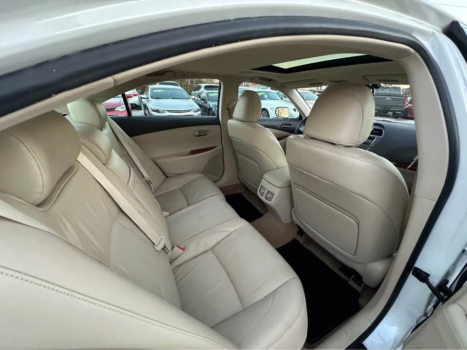 2011 Lexus ES 5th Gen - Image 16 of 19