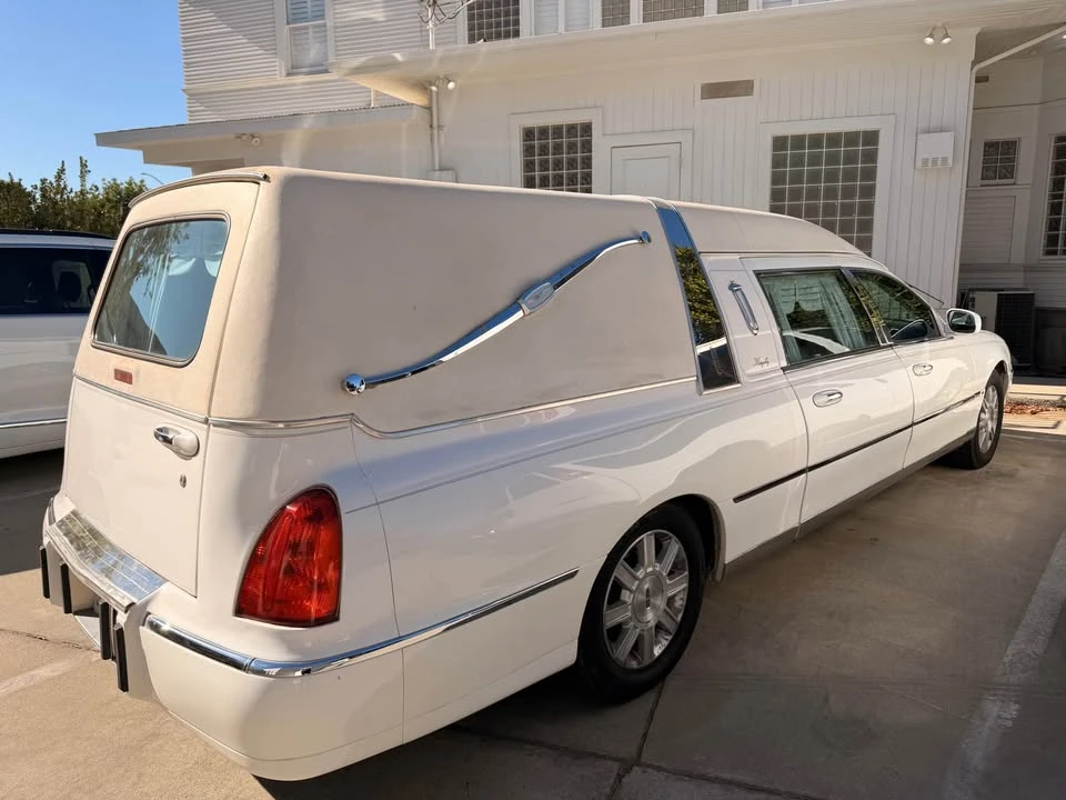 2011 Lincoln Continental - Image 2 of 3