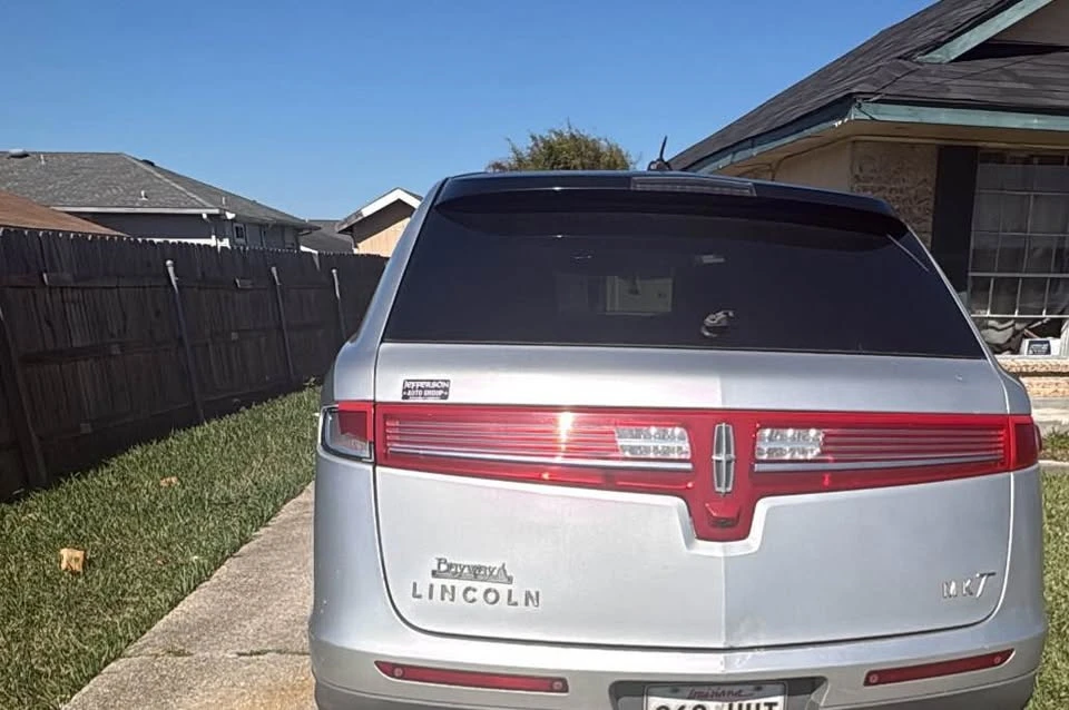 2011 Lincoln MKT - Image 3 of 4