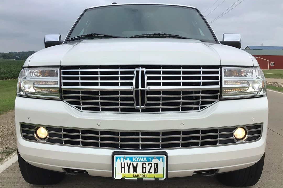 2011 Lincoln Navigator 3rd Gen - Image 2 of 31