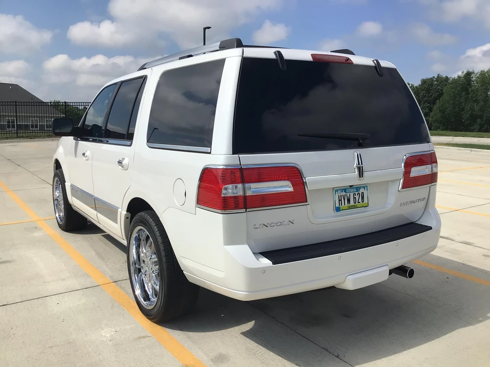 2011 Lincoln Navigator 3rd Gen - Image 24 of 31