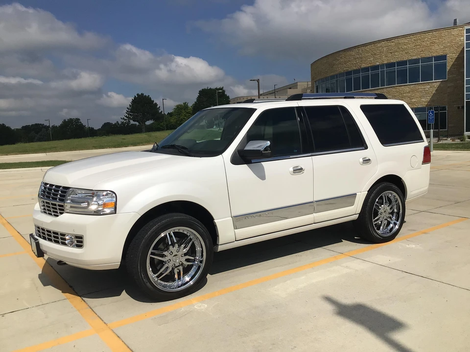2011 Lincoln Navigator 3rd Gen - Image 17 of 31