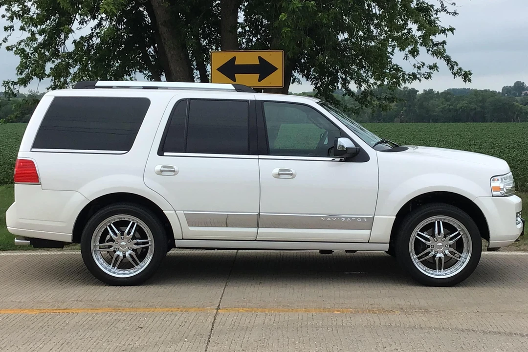 2011 Lincoln Navigator 3rd Gen - Image 3 of 31