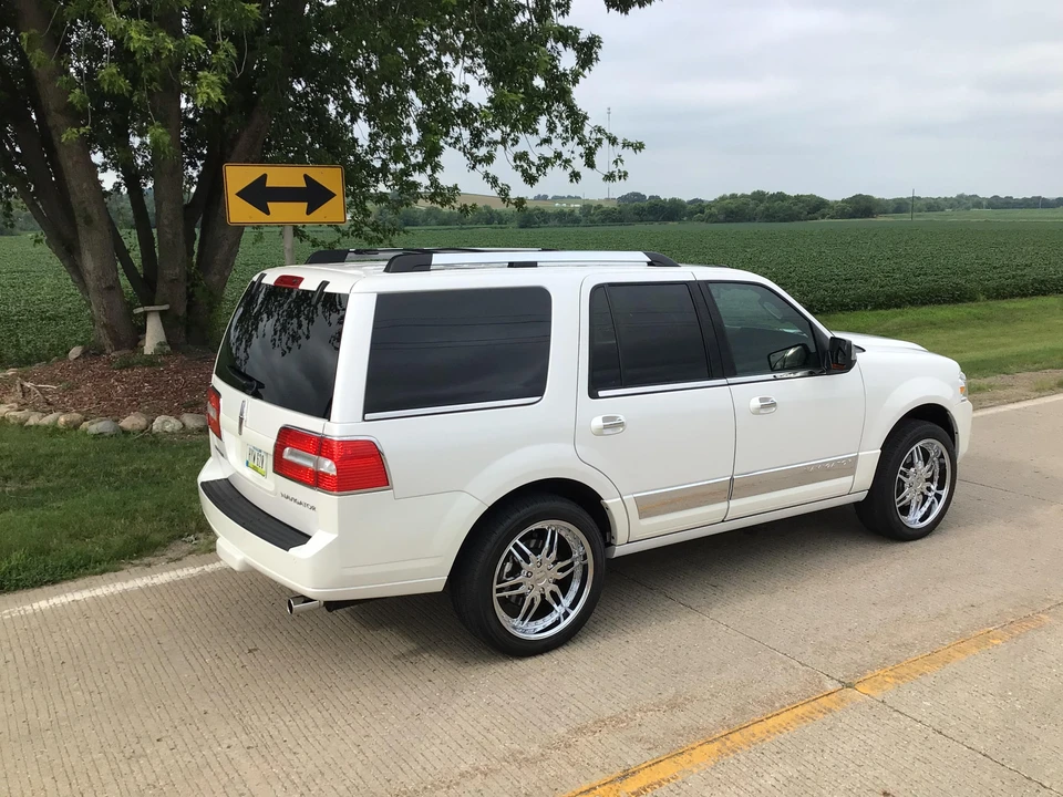2011 Lincoln Navigator 3rd Gen - Image 30 of 31