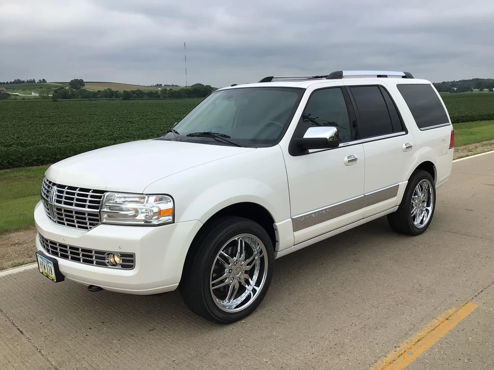 2011 Lincoln Navigator 3rd Gen - Image 15 of 31