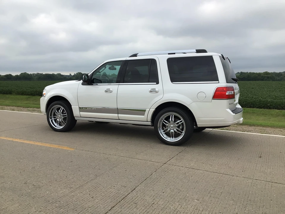 2011 Lincoln Navigator 3rd Gen - Image 21 of 31