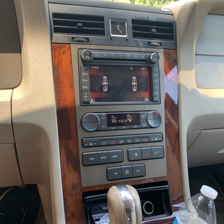 2011 Lincoln Navigator 3rd Gen - Image 10 of 11