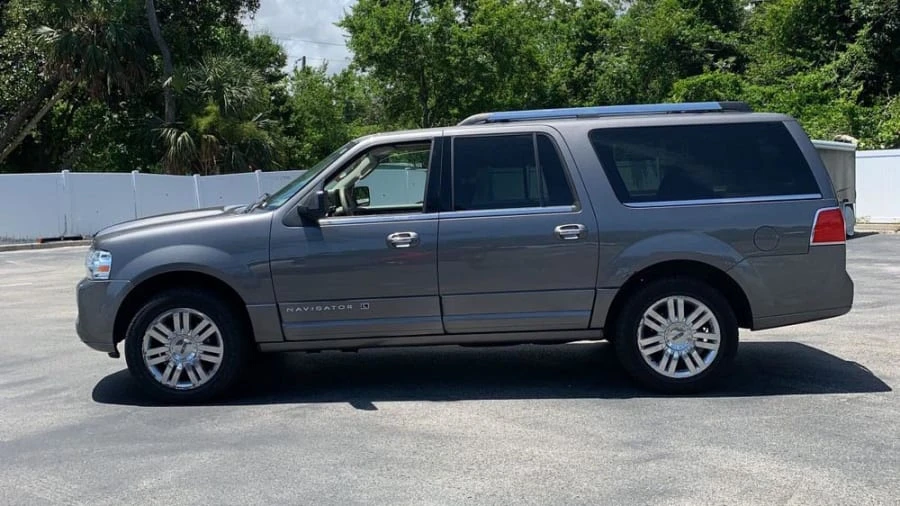 2011 Lincoln Navigator 3rd Gen - Image 2 of 11