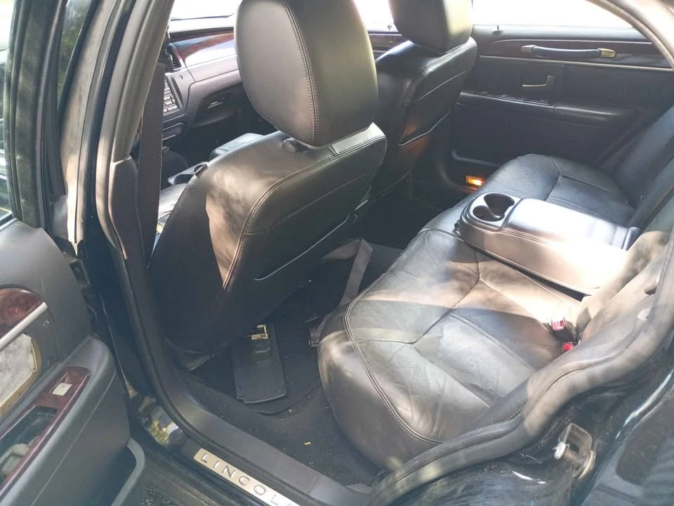 2011 Lincoln Town Car - Image 7 of 8