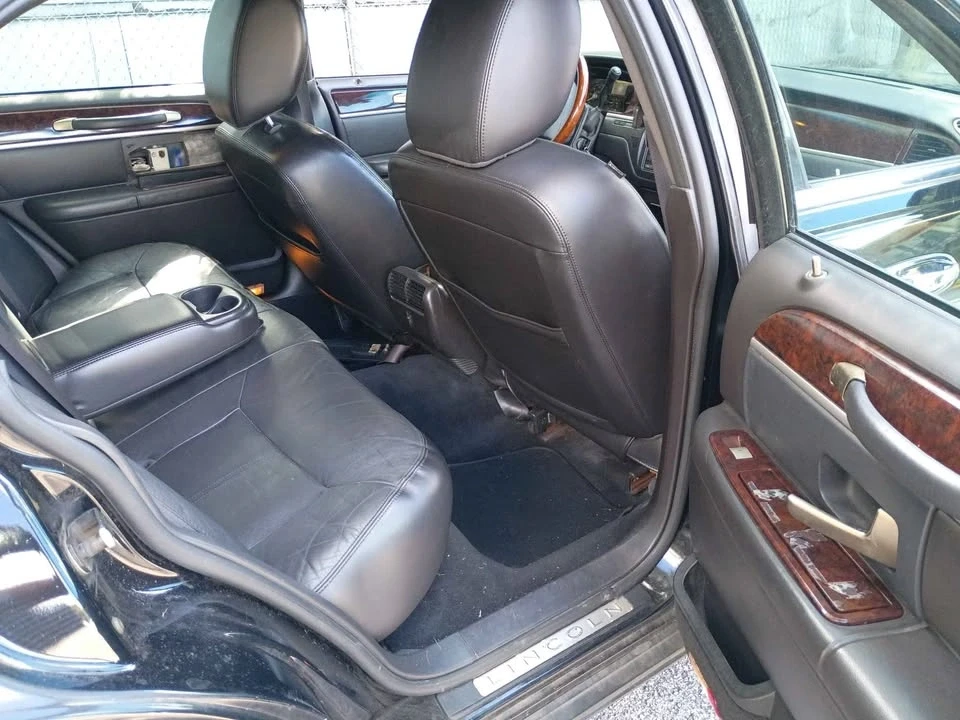 2011 Lincoln Town Car - Image 6 of 8