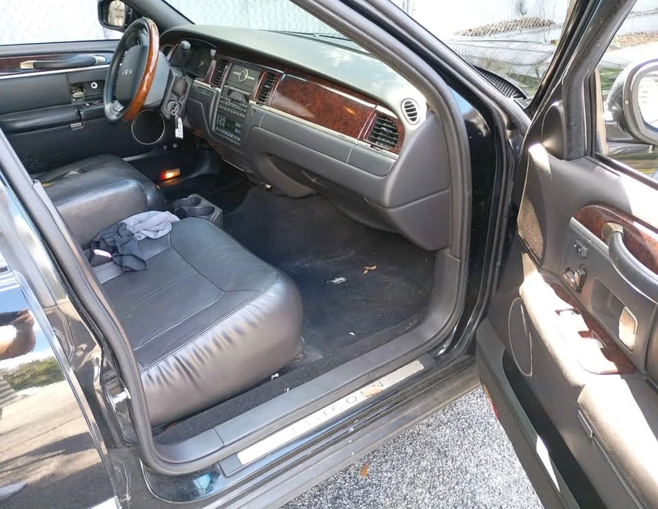 2011 Lincoln Town Car - Image 5 of 8