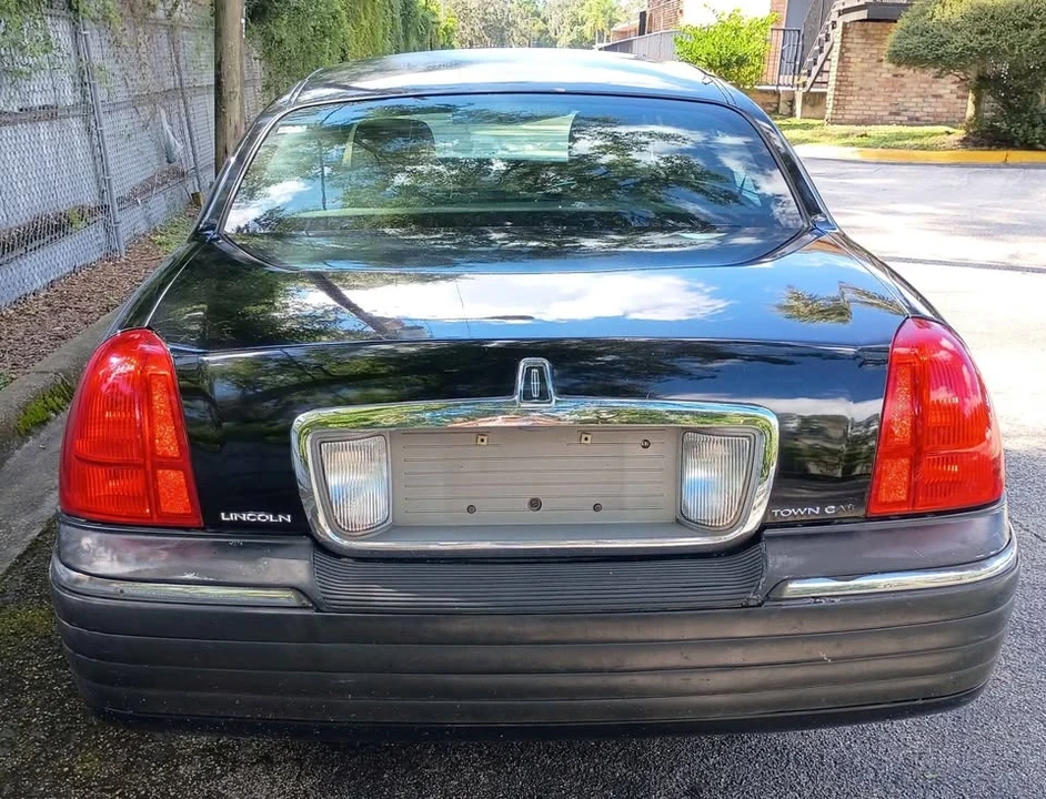 2011 Lincoln Town Car - Image 3 of 8