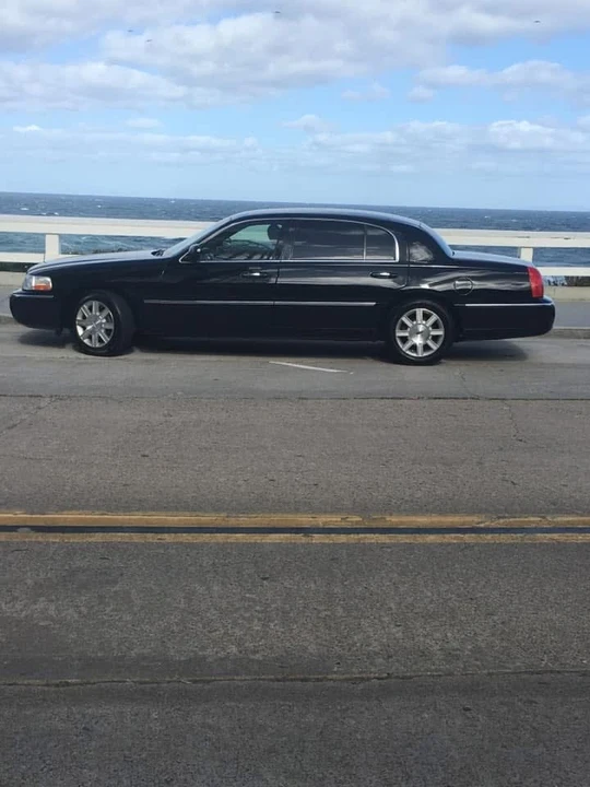 2011 Lincoln Town Car - Image 2 of 11